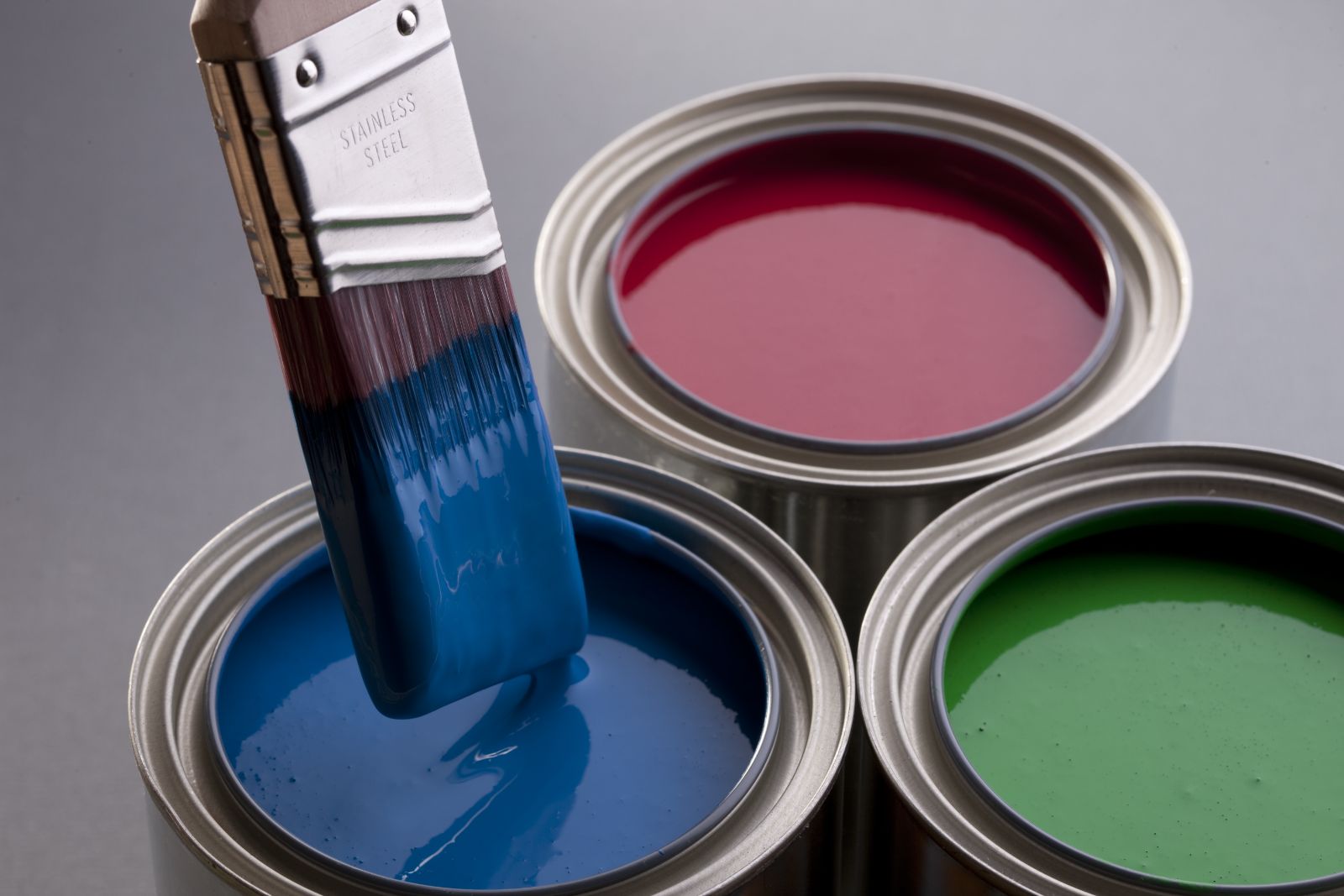 Pinceau et pots de peinture (photo d’illustration)